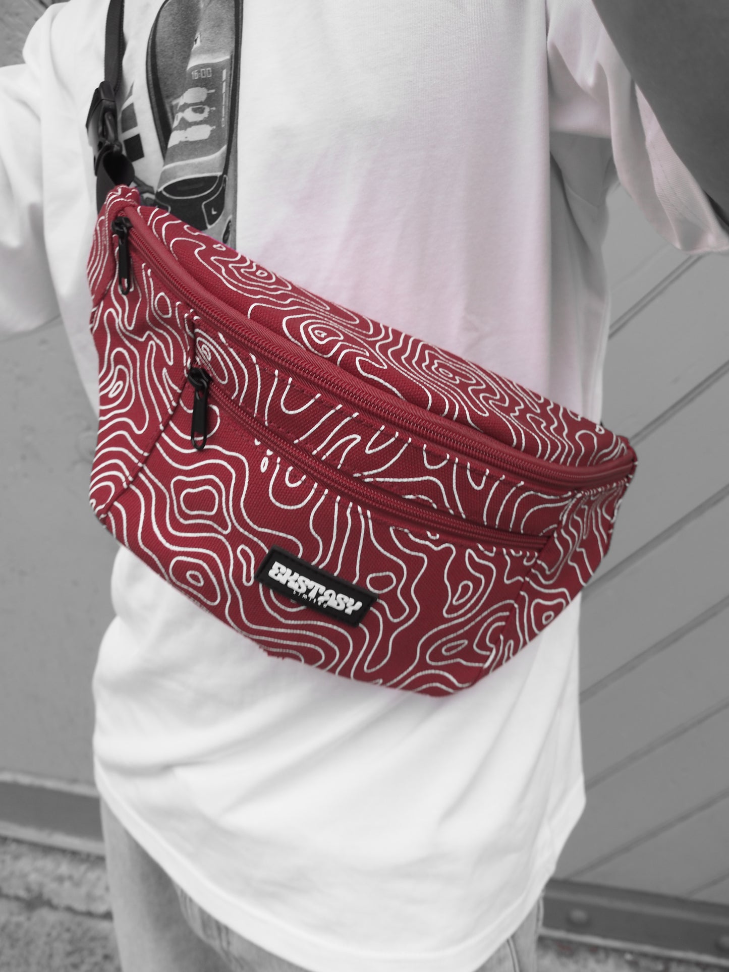 VOYAGER BUM BAG in RED